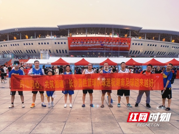 球比赛, 场集结, 尽管足球与