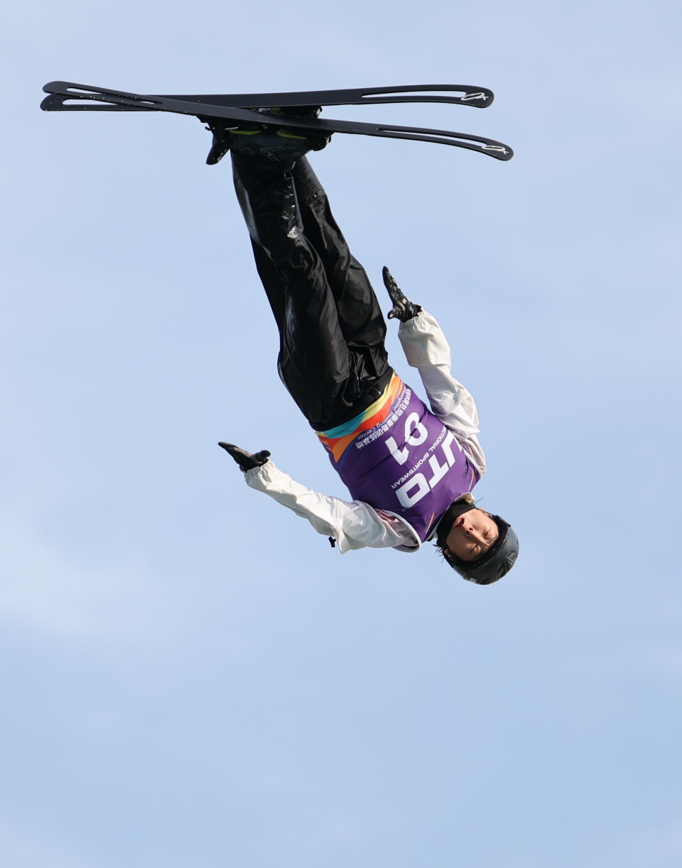 新华社记者, 后向观众致, bt 新华社记者, 后向观众致, bt