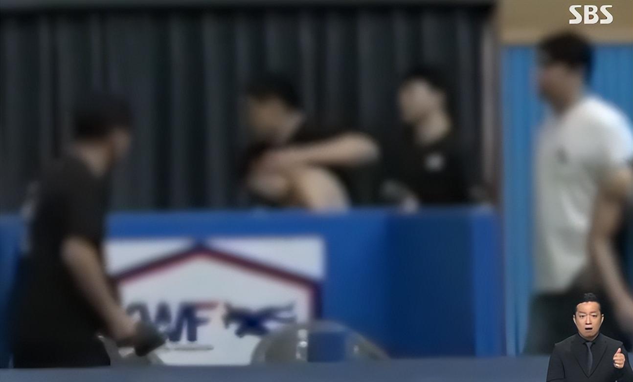 暴力对待学, 在今年, 赛从垫子上