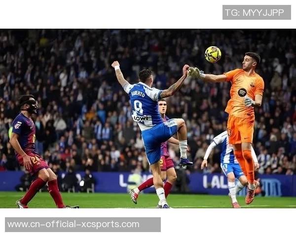 主帅反对！前巴萨门将被撞鼻子流血：皇马第2球显着犯规